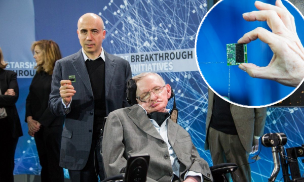 Rusko-izraelski multimilijarder Yuri Milner, pokojni astrofizičar Stephen Hawking i 'nanocraft' na predstavljanju projekta Starshot