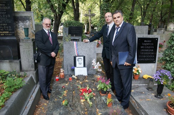 Predstavnici Hrvatsko-češkog društva na grobu Jana Palacha