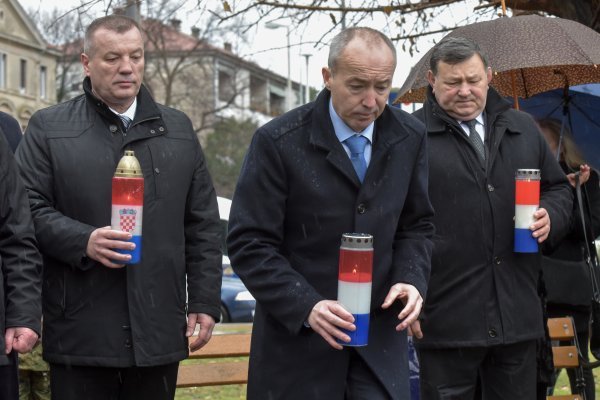 Polaganjem vijenaca i paljenjem svijeća kod središnjeg kriza na spomenik hrvatskim braniteljima obilježava se obljetnica vojno redarstvene akcije Maslenica