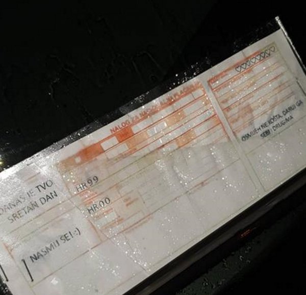 Upltnice su ostavljene na automobilima u širem centru grada, no zasad nije poznato tko je autor