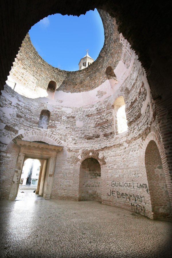 Grafitima išaran tisućljetni kamen u Dioklecijanovoj palači