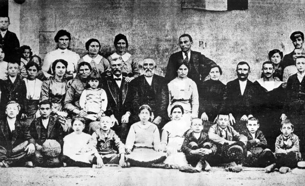 Fotografija iz obiteljske arhive Jurice Pavičića snimljena u proljeće 1914., u mjestu Vrbanju na otoku Hvaru