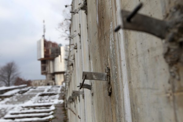 Devastirani Spomenik ustanku naroda Banije i Korduna