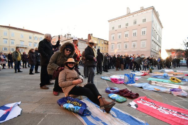Pula: Prosvjed protiv davanja plaža u koncesiju