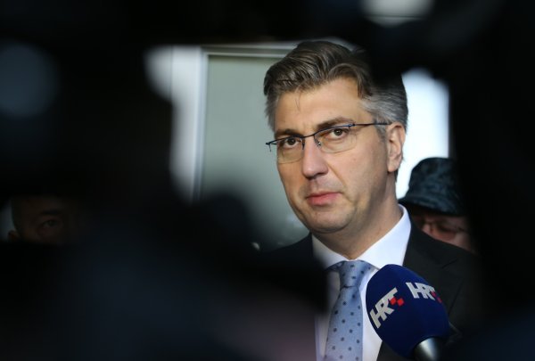 Andrej Plenković tijekom posjeta vojarni u Pločama obratio se medijima