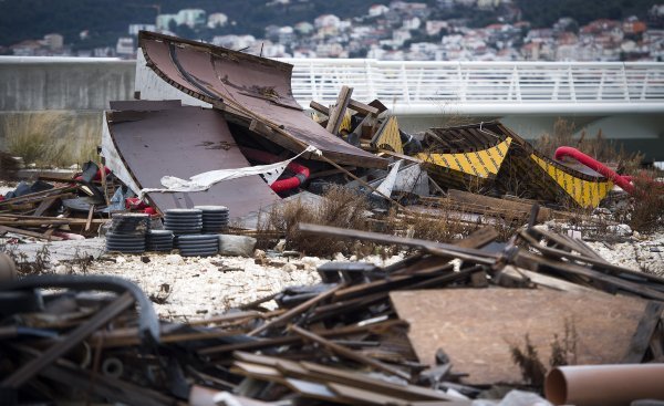 Smeće oko čiovskoga mosta