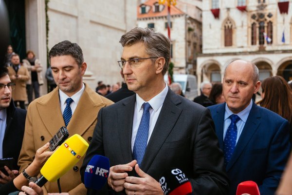 Andrej Plenković s ministrima na prijemu kod biskupa mons. Mate Uzinića