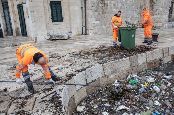 Dubrovnik: Jako jugo u staru gradsku luku donijelo velike količine smeća