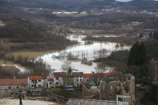 Obilne oborine prouzročile visok vodostaj u Pazinskoj jami