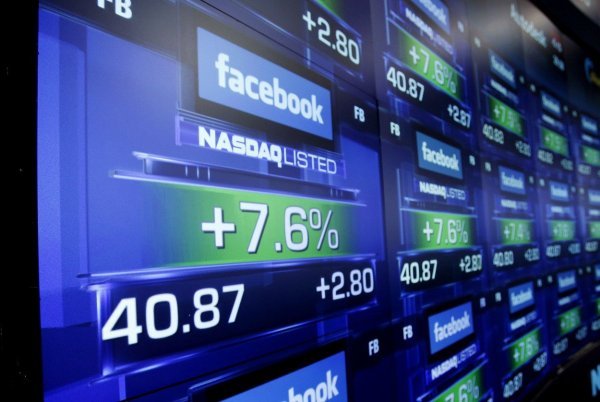 U svibnju 2012. dionice Facebooka izlistane su na njujorškoj burzi