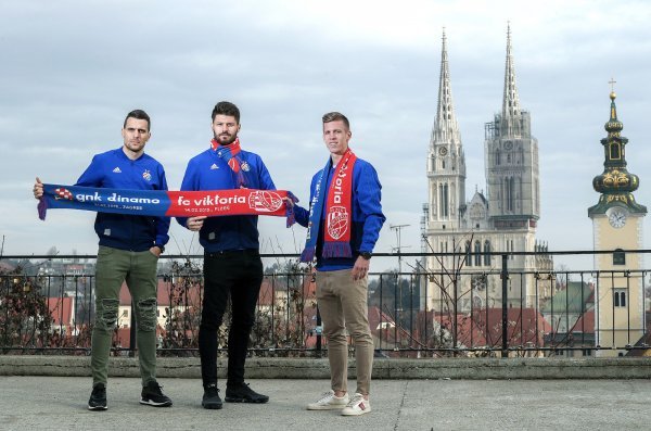 Nogometaši Dinama Komnen Andrić, Bruno Petković i Dani Olmo sa šalom koji će svaki navijač s kupljenom ulaznicom dobiti na poklon