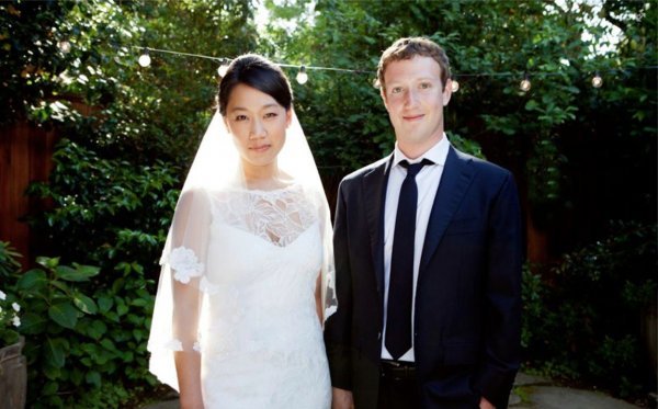 Zuckerberg je svoju buduću suprugu Priscillu Chan upoznao na zabavi bratovštine. Počeli su hodati još 2003., a vjenčali su se devet godina kasnije