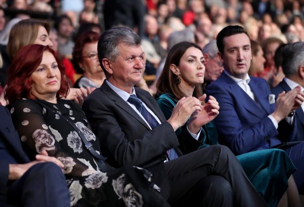 Ministar Kujundžić sa suprugom je uživao na gala koncertu 'To je tvoja zemlja' u Lisinskom