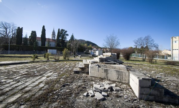 Na ovom mjestu bio je golemi Josip Broz Tito u bronci, kažu, strateški smješten tako da prati tko ide na nedjeljnu misu. Početkom devedesetih odletio je u zrak u toliko snažnoj noćnoj eksploziji da mu glava do danas nije pronađena