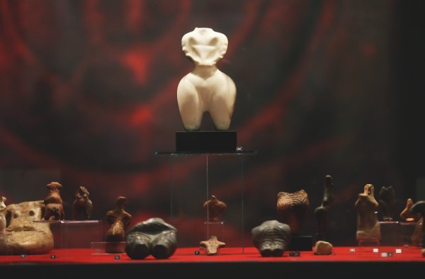 Izložba 'Crveni pijetao - crna kokoš'