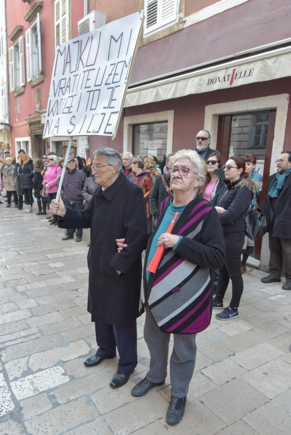 Zadar: Građani prosvjedovali protiv sutrašnjeg puštanja Daruvarca na slobodu