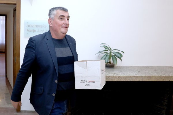 Miro Bulj dijelio srca po Saboru