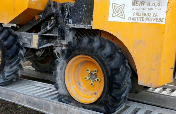 Oštećeni strojevi i temelji na gradilištu ispred šibenske katedrale