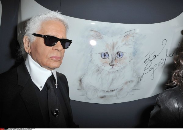 Karl Lagerfeld sa crtežom voljene mačke Choupette