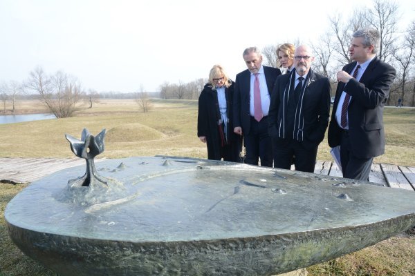 Milan Bandić sa suradnicima posjetio Spomen-područje Jasenovac i romsko groblje Uštica