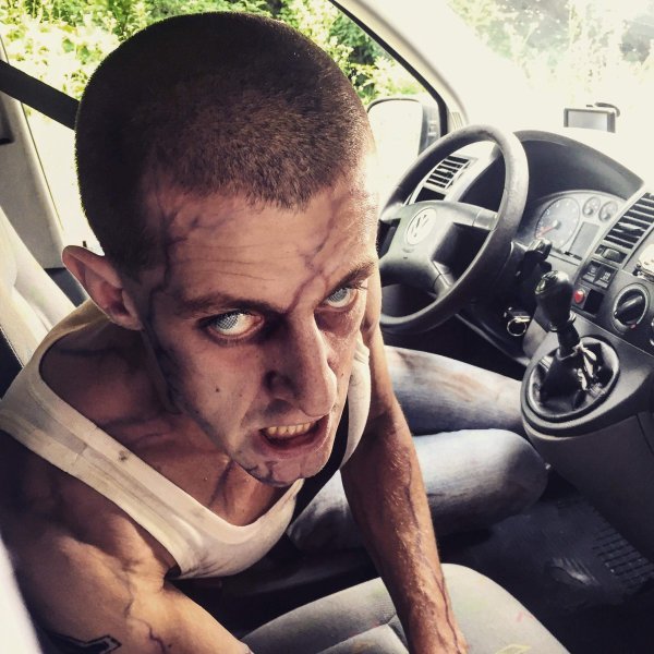 Dado Ćosić zombi u kombiju