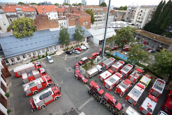 U kompleksu u Savskoj, uz urede, garaže za vozila iznad kojih su spavaonice i vježbalište, nalaze se servisi izolacijskih aparata, mehaničarska radionica, servis elektroničkih uređaja i Operativno-komunikacijski centar