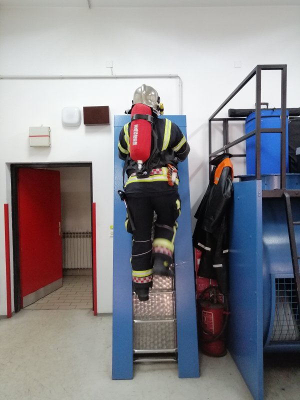 Kad je na terenu, vatrogasac na sebi ima između 20 i 25 kilograma opreme