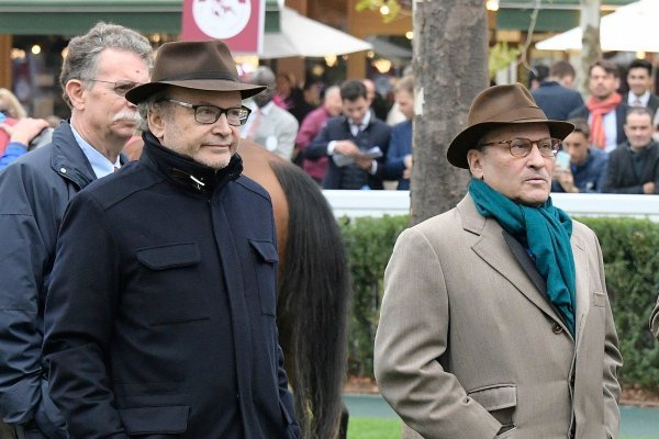 Jedna od rijetkih javnosti dostupnih fotografija Gerarda i Alaina Wertheimera, snimljena u Parizu na Qatar Prix de l'Arc de Triomphe, 7. listopada 2018. godine