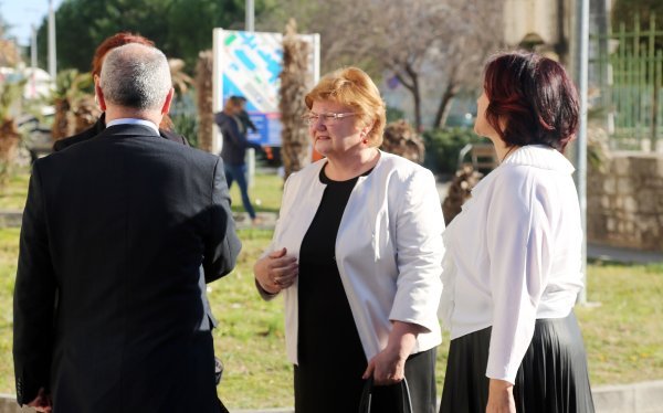 Ministrica Murganić u zadarskoj bolnici obišla djecu koju je otac bacio s balkona