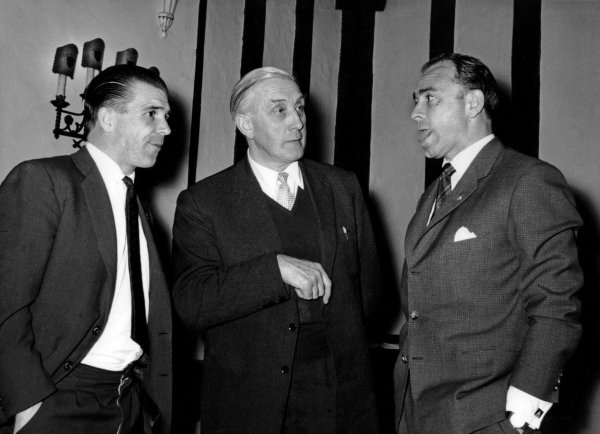 Trener Crystal Palacea Arthur Sidney Rowe u društvu Ferenca Puškaša (lijevo) i Alfreda Di Stefana