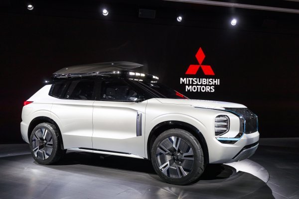 Koncept Mitsubishi Engelberg Tourer, predstavljen u Ženevi ove godine, nagovještava budućnost plug-in hibridne SUV serije. Sa svojih 6-sjedala impresionira većim rasponom električnih uređaja i dolazi s dvosmjernim punjačom za priključivanje na električnu mrežu