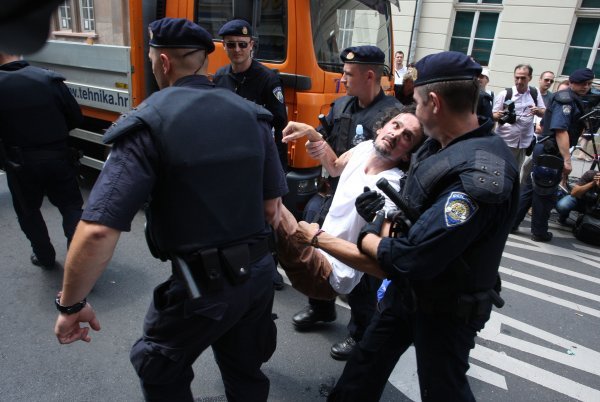 Tijekom prosvjeda protiv građenja Cvjetnog prolaza 2010. policija je privodila aktiviste, među kojima je bio i Edo Popović