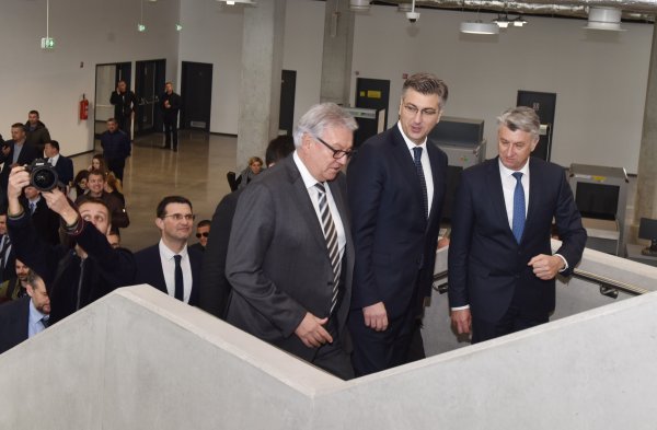Premijer Plenković obišao novu zgradu putničkog terminala u luci Zadar