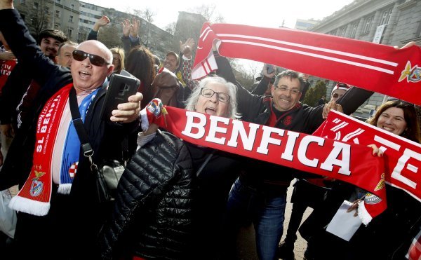 Navijači Benfice u dobrom raspoloženju uoči utakmice protiv Dinama