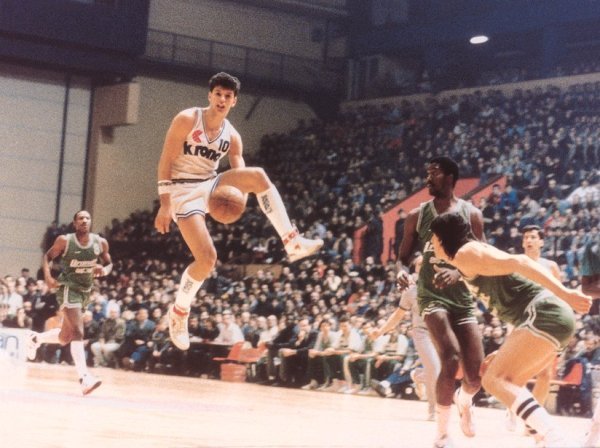 Dražen dodaje loptu kroz noge u Domu sportova