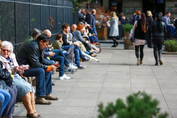 Zagreb: Lijepo sunčano vrijeme izvuklo građane na ulicu