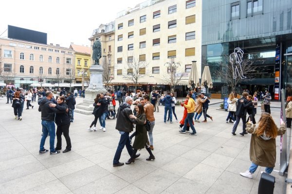 Tango flash mob iznenadio građane na Cvjetnom trgu