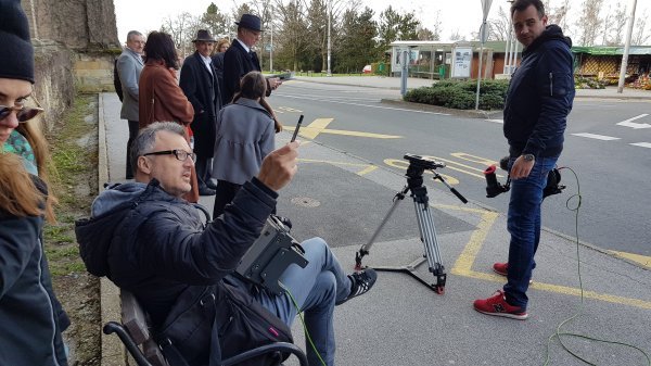 Sa snimanja tramvajske nesreće na MIrogoju (Oremović lijevo, direktor fotografije Brzić desno)