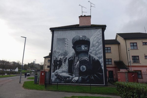 Murali posvećeni paravojnim oružanim skupinama u Sjevernoj Irskoj i dalje su na ulicama.