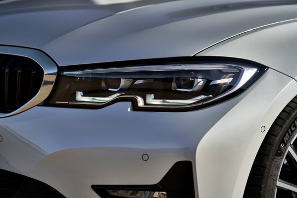 BMW-ova serija 3 - prednja LED svjetla imaju i ugrađena dnevna svjetla