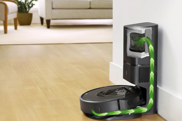Roomba sama odlazi do svoje CleanBase na punjenje gdje prvo automatski prazni perivi spremnik