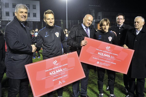 Trening nogometne reprezentacije i donacija zakladi Vatreno srce