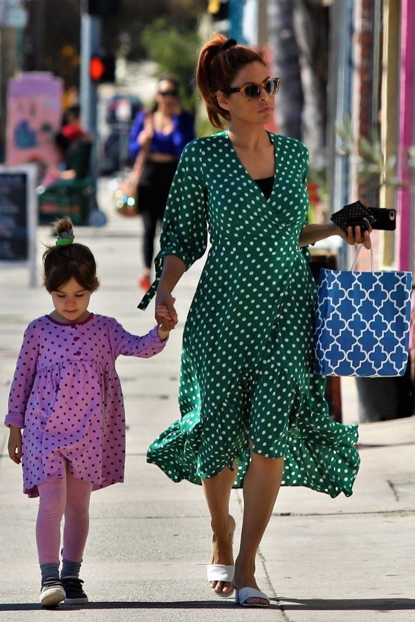 Eva Mendes s kćeri Esmeraldom u šetnji