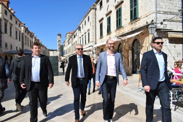 Davor Bernardić sudjelovao u nacionalnoj humanitarnoj akciji "Dan narcisa"