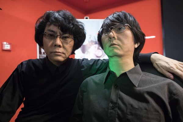 Hiroshi Ishiguro (lijevo) s androidom koji je njegova kopija