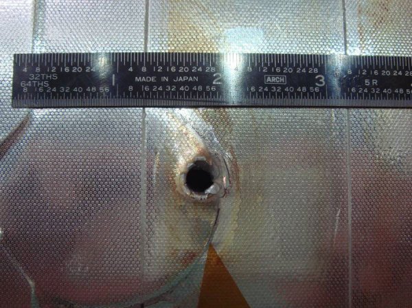 Ulazna rupa koju je u space shuttleu Endeavour napravila krhotina bila je promjera 6 mm; izlazna je bila dvostruko veća