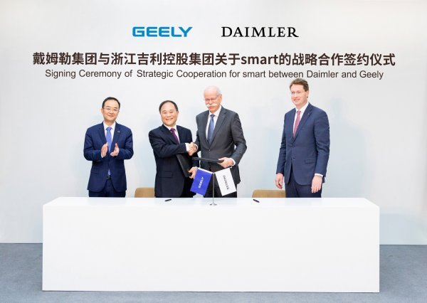 Svečanost potpisivanja strateške suradnje za Smart između Daimlera i Geelyja. Slijeva nadesno: An Conghiu, Li Shufu, Dieter Zetsche, Ola Källenius