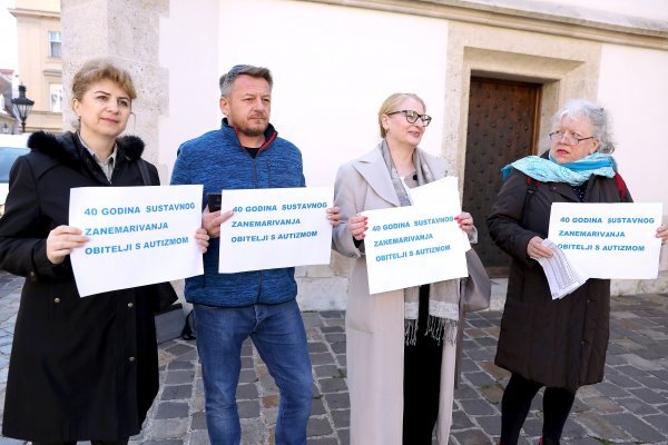 Aktivisti Saveza udruga za autizam Hrvatske prosvjedovali su u ožujku ispred Banskih dvora tražeći od Vlade rješavanje problema obitelji s autizmom