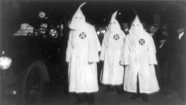 Neke skupine, spomenik žele zadržati, a u tome se ističe skupina Ku Klux Klan (KKK)