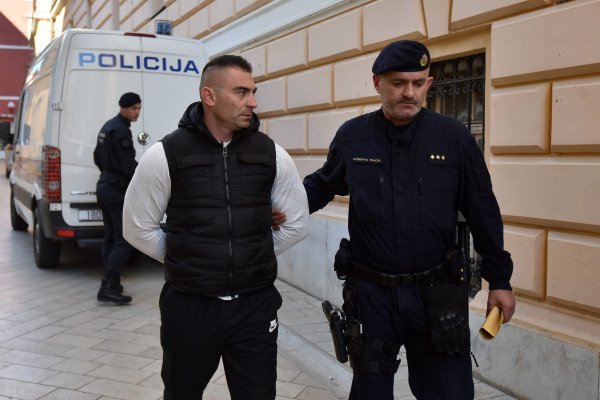 Privođenje Darka Kovačevića Daruvarca nakon sukoba u zadarskom kafiću